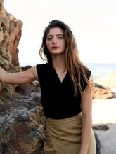 Cargar imagen en el visor de la galería, Mariposa Top Black Linen